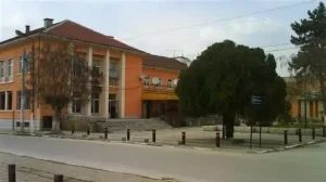 Кмет кани възрастните хора на тържество