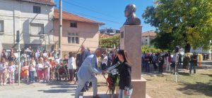 В Пещера откриха паметник на видния политик Георги Кьосеиванов