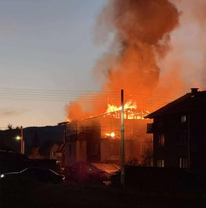 Гори къща във Велинград