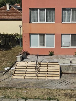 Ремонтират стълбите и пространството около Медицинския център в Белово