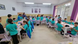 Ученици на изненадващо посещение в дом за стари хора в Пазарджик