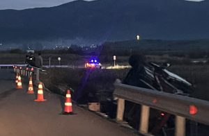 Камион се преобърна на моста по пътя за Ракитово