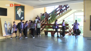 В социалните дирекции събират документи за еднократна помощ от 300 лв. за ученици