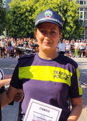 Пазарджишки полицаи помогнали на чужденци да си сменят гумата