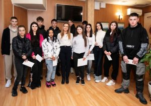 16 гимназисти получиха стипендии по проекта „Образование за всички“