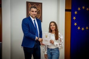 Наградиха ученичка от гимназията по икономика и мениджмънт