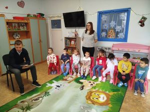 Д-р Димитър Бакалов чете приказки на деца от ДГ „Слънчо“ в деня на Християнското семейство