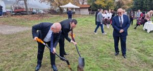 Спортният министър и кметът на Пещера дадоха старт на нов стадион в Радилово