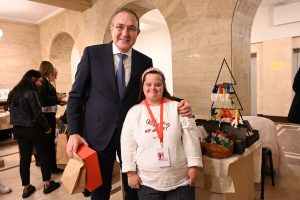 Благотворителен базар „Коледа с кауза“ откри социалният министър