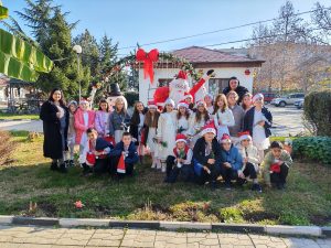 Деца зарадваха с драматизация и песни възрастните хора в Главиница