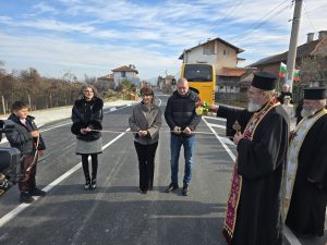 В с.Козарско откриха ремонтиран общински път