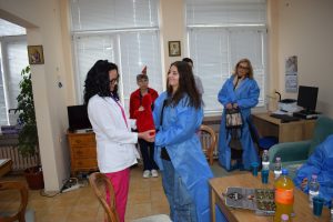 Ученици дариха коледно чорапче с пари на Неонатологично отделение