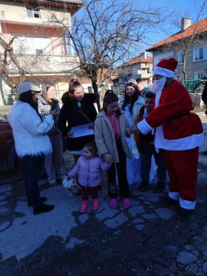 Деца зарадваха с подаръци сирачета от Костандово