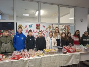 Коледен базар в Спортното училище в подкрепа на „Българската Коледа“