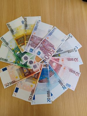 В ПГСС „Царица Йоанна“ раздаваха евро, за да покажат как изглеждат фалшивите пари