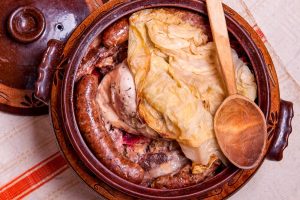 Топлина на трапезата: Традиционни зимни ястия, които носят уют през студените месеци