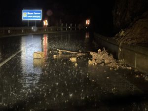 Паднали камъни затрудняват движението по пътя Варвара – Велинград