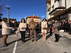 Жителите на Равногор посрещат празниците с обновени десет улици