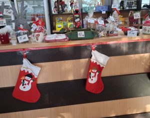 Полицейски служители помагат с благотворителен базар на дете на загинал колега