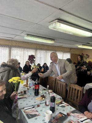 Кметът на Пещера поздрави бабите от Капитан Димитриево