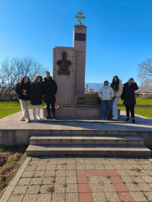 Ученици почистиха около паметника на ген.Брок в Пазарджик