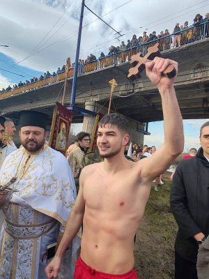 Бъдещ пилот извади кръста от Марица в Пазарджик