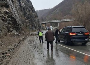 Свлачища затвориха дефилето между Варвара и Гара Костандово