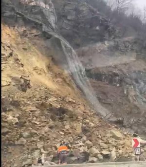 Паднали скали отмениха два влака за Добринище