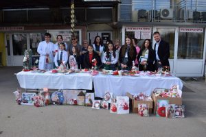 Деца дариха мартеници на лекари и медсестри в МБАЛ-Пазарджик