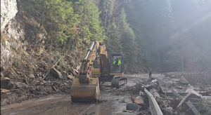 Верижен багер започна да разчиства пътя Велинград-Сърница