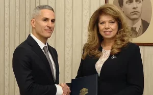 Президентът Йотова връчи мандата на Андрей Гюров