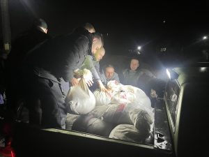 Критична ситуация в Драгиново: доброволци спешно укрепват реката