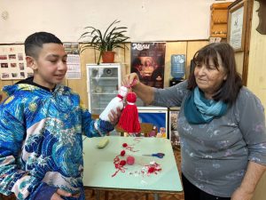 Деца от ВУИ “Ангел Узунов” и баби плетоха мартенички в Ракитово