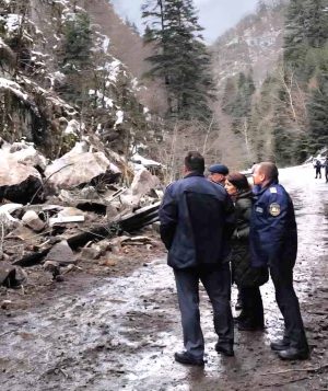 Пътят Велинград-Сърница ще остане затворен до пълното му обезопасяване