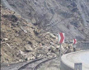 Скална маса се срути върху жп линията на теснолинейката