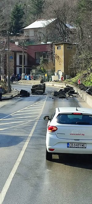 Скална маса затвори пътя Пазарджик-Варвара