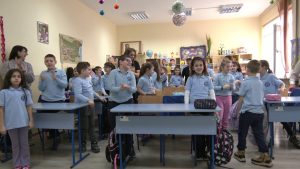 Ученици помагат на деца в нужда