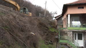 Къща във Варвара е застрашена заради свлачище