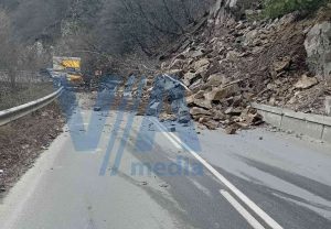 Скална маса се изсипа върху пътя за Велинград от Пазарджик