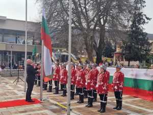 С празнично шествие премина Трети март в Пещера