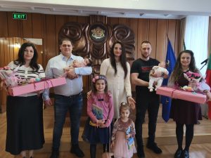 Подаръци за новородени от общината в Панагюрище
