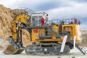 Модерна техника работи в „Асарел Медет“