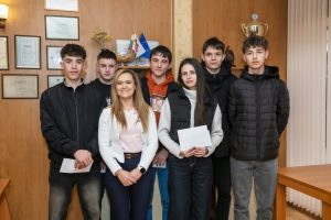 9 гимназисти получиха стипендии по проекта „Образование за всички“