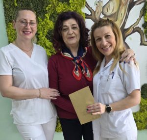 Д-р Генчева връчи стипендия на стажант-акушерката Даниела Стоилова