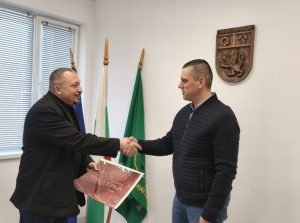 Панагюрец дари на общината 300 знамена