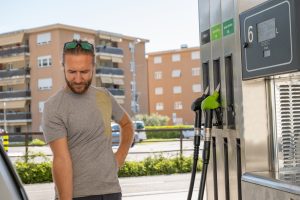 Извънредни мерки в съседни страни заради рекордно скъпи горива