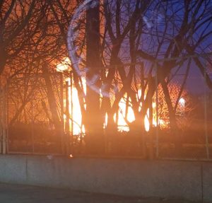 Пожар в двора на Спортното училище в Пазарджик