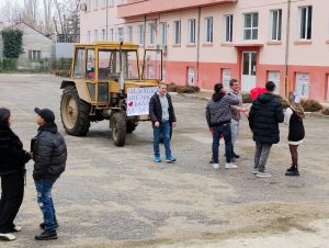 Гимназисти поканиха класния на бал с трактор „Болгар“
