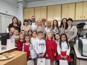 Деца закичиха с мартеници служители в ОДМВР-Пазарджик