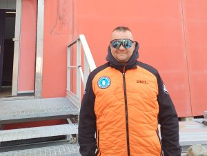 Мебелист от Пазарджик обзаведе българската база на Антарктида